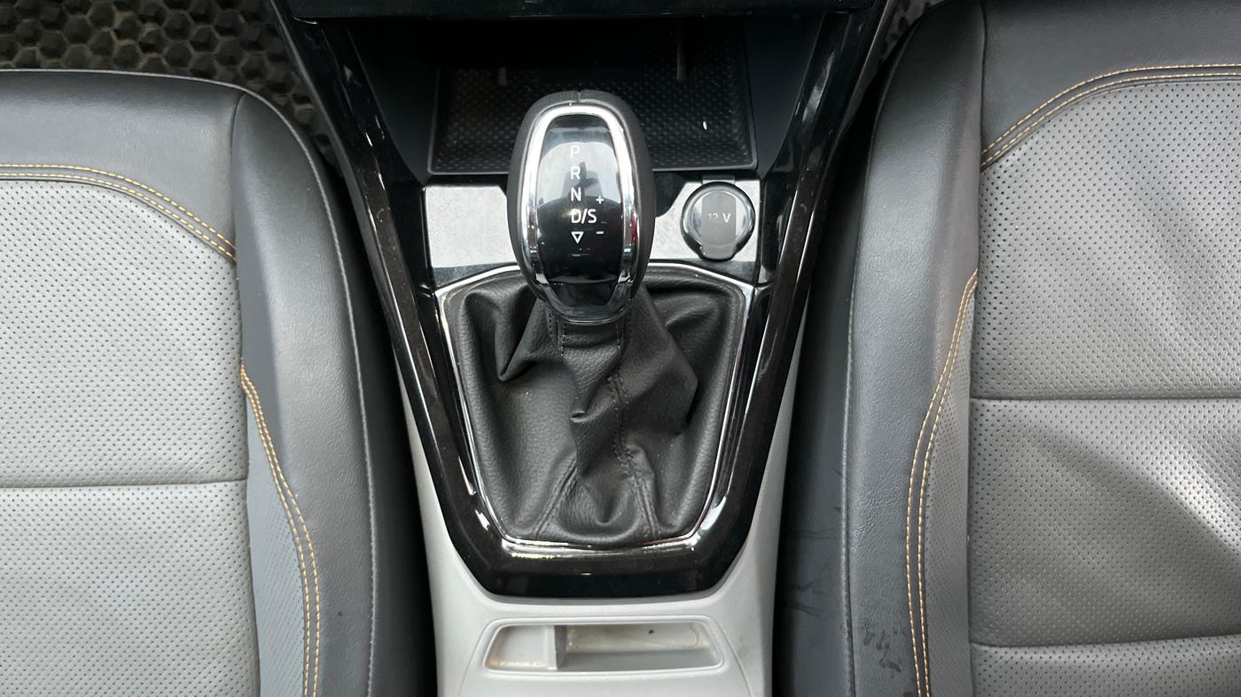 2022 Skoda KUSHAQ STYLE 1.0L TSI AT (6 AIRBAGS), Petrol, Automatic, 12,081 km, Gear Lever