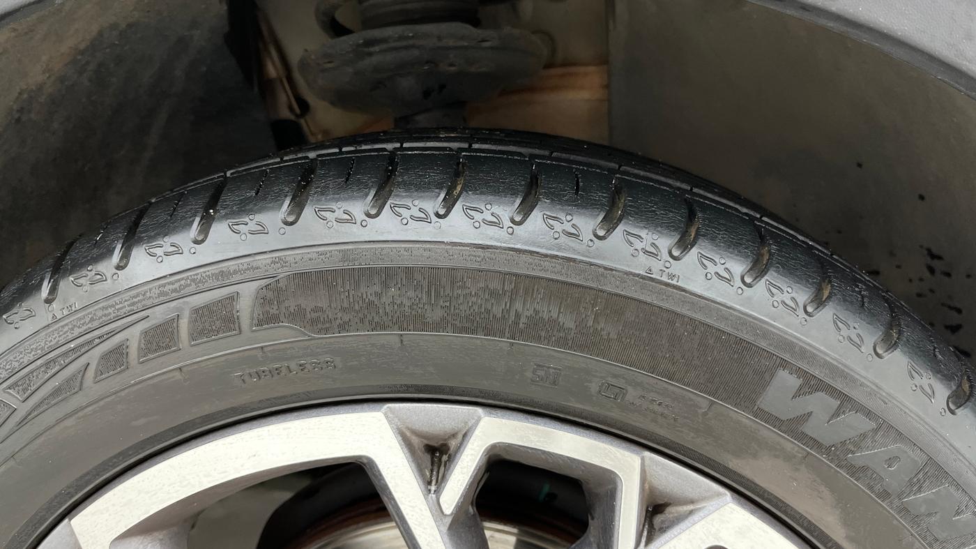 2022 Skoda KUSHAQ STYLE 1.0L TSI AT (6 AIRBAGS), Petrol, Automatic, 12,081 km, Right Front Tyre Tread