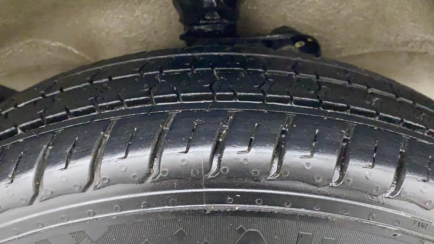 2018 Maruti Eeco 5 STR WITH A/C+HTR, CNG, Manual, 55,045 km, Right Front Tyre Tread
