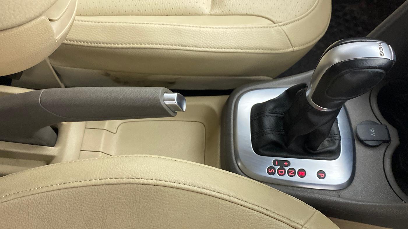 2018 Volkswagen Vento HIGHLINE TDI AT, Diesel, Automatic, 54,029 km, Gear Lever