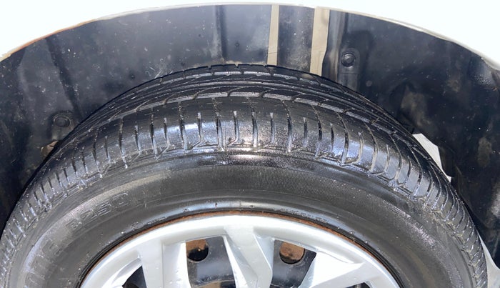 2016 Maruti Ertiga VDI SHVS, Diesel, Manual, 67,304 km, Left Rear Tyre Tread