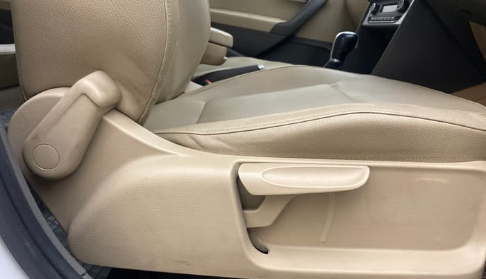 2017 Volkswagen Vento HIGHLINE PLUS 1.5 AT 16 ALLOY, Diesel, Automatic, 1,33,485 km, Driver Side Adjustment Panel