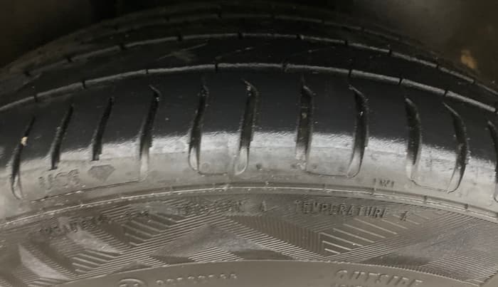 2017 Volkswagen Vento HIGHLINE PLUS 1.5 AT 16 ALLOY, Diesel, Automatic, 1,33,485 km, Right Rear Tyre Tread