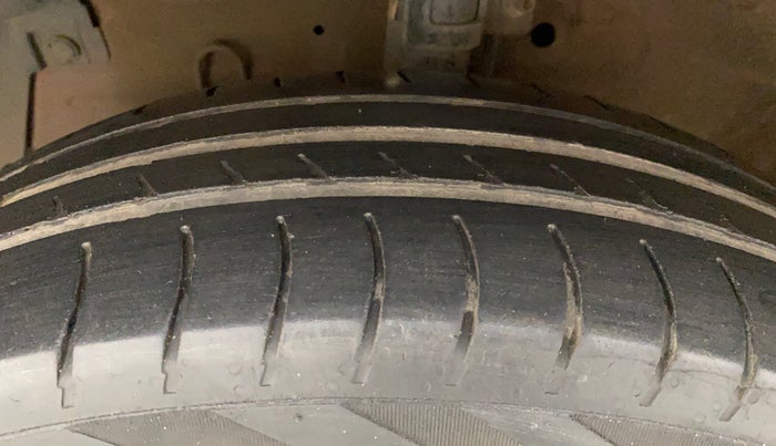2015 Maruti Swift VXI, Petrol, Manual, 1,20,695 km, Left Front Tyre Tread