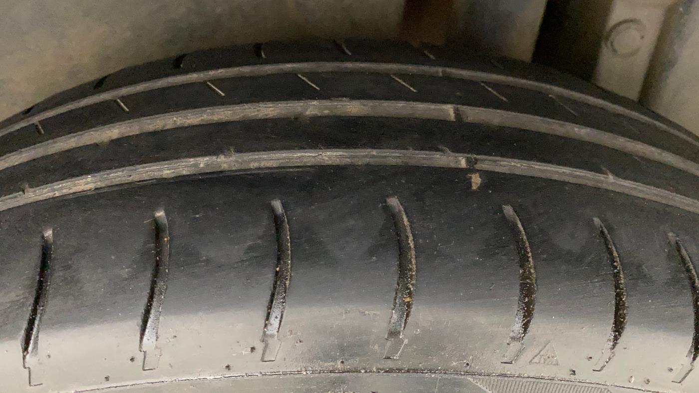 2015 Maruti Swift VXI, Petrol, Manual, 1,20,695 km, Left Rear Tyre Tread