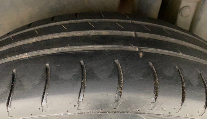 2015 Maruti Swift VXI, Petrol, Manual, 1,20,695 km, Left Rear Tyre Tread