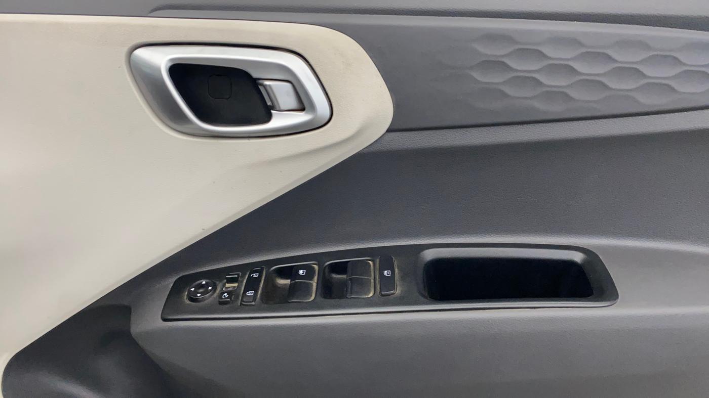 2020 Hyundai AURA SX PLUS 1.2 AMT CRDI, Diesel, Automatic, 66,459 km, Driver Side Door Panels Control