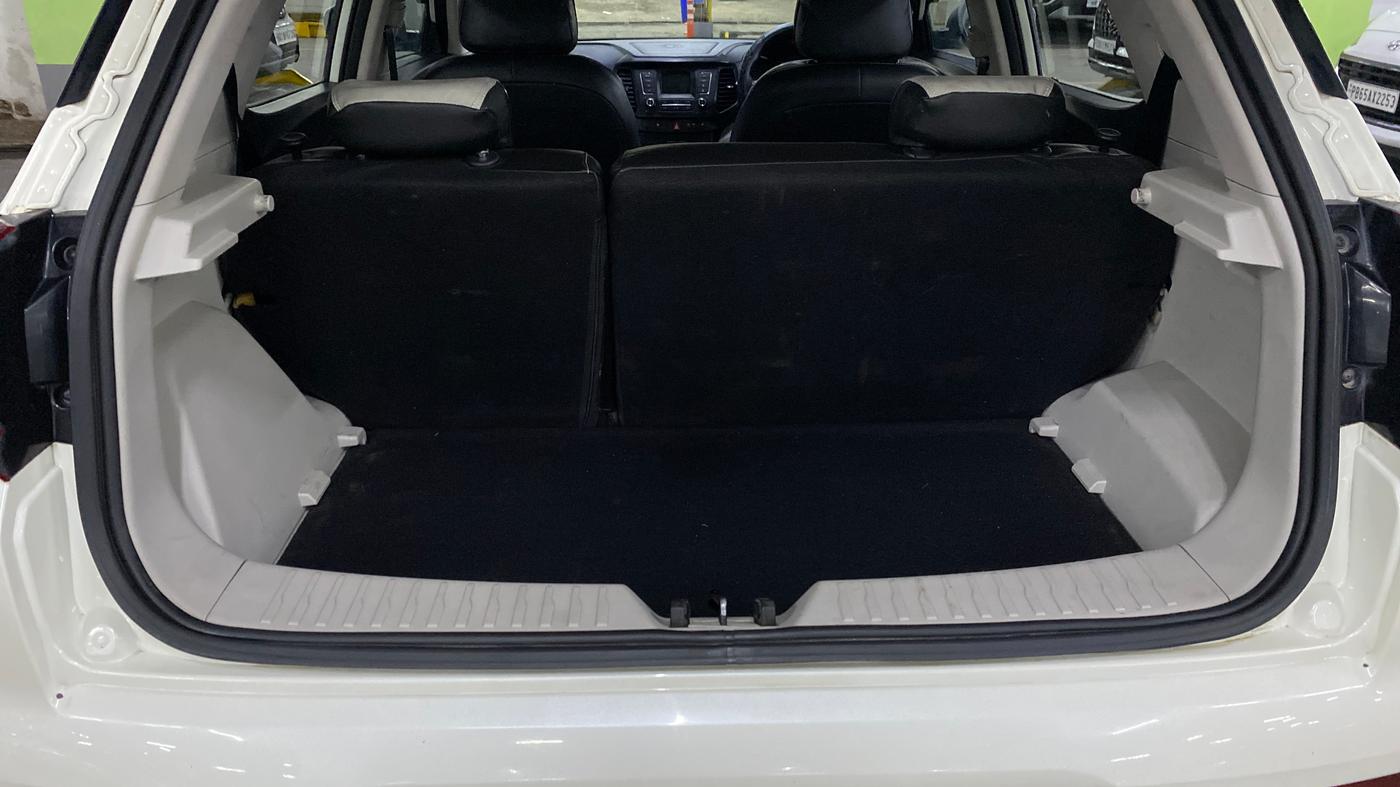 2023 Mahindra XUV300 W6 1.2 PETROL, Petrol, Manual, 31,614 km, Boot Inside