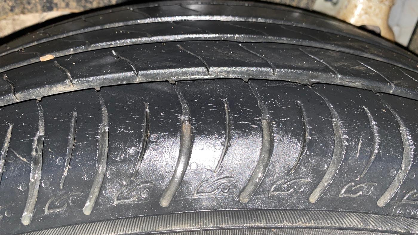 2023 Mahindra XUV300 W6 1.2 PETROL, Petrol, Manual, 31,614 km, Right Rear Tyre Tread