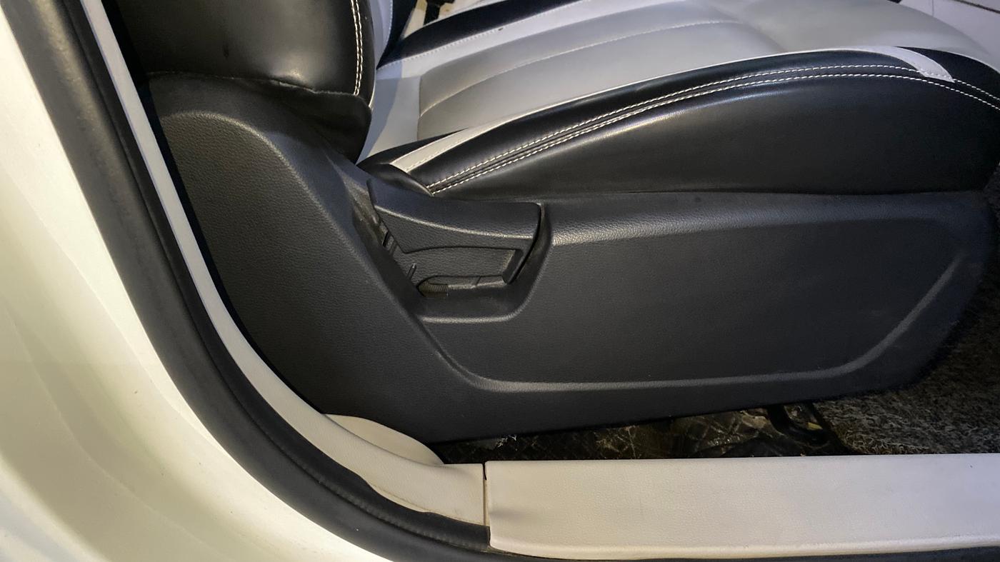 2023 Mahindra XUV300 W6 1.2 PETROL, Petrol, Manual, 31,614 km, Driver Side Adjustment Panel