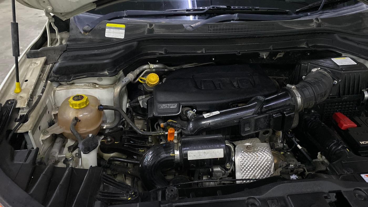 2023 Mahindra XUV300 W6 1.2 PETROL, Petrol, Manual, 31,614 km, Engine View - Right