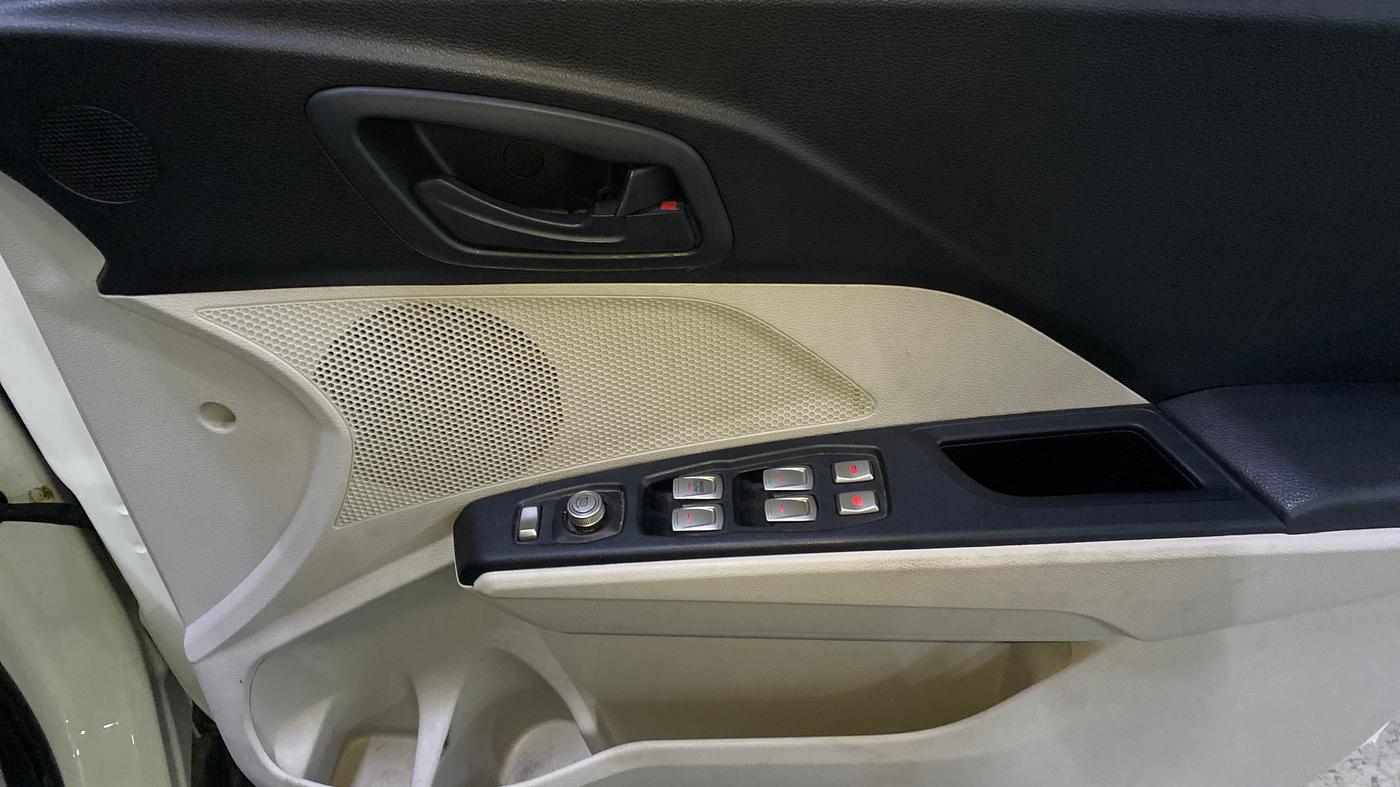 2023 Mahindra XUV300 W6 1.2 PETROL, Petrol, Manual, 31,614 km, Driver Side Door Panels Control