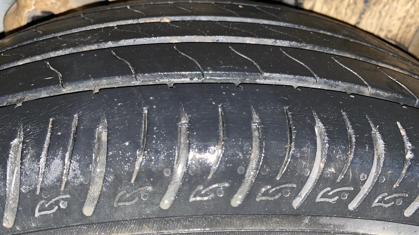 2023 Mahindra XUV300 W6 1.2 PETROL, Petrol, Manual, 31,614 km, Left Rear Tyre Tread