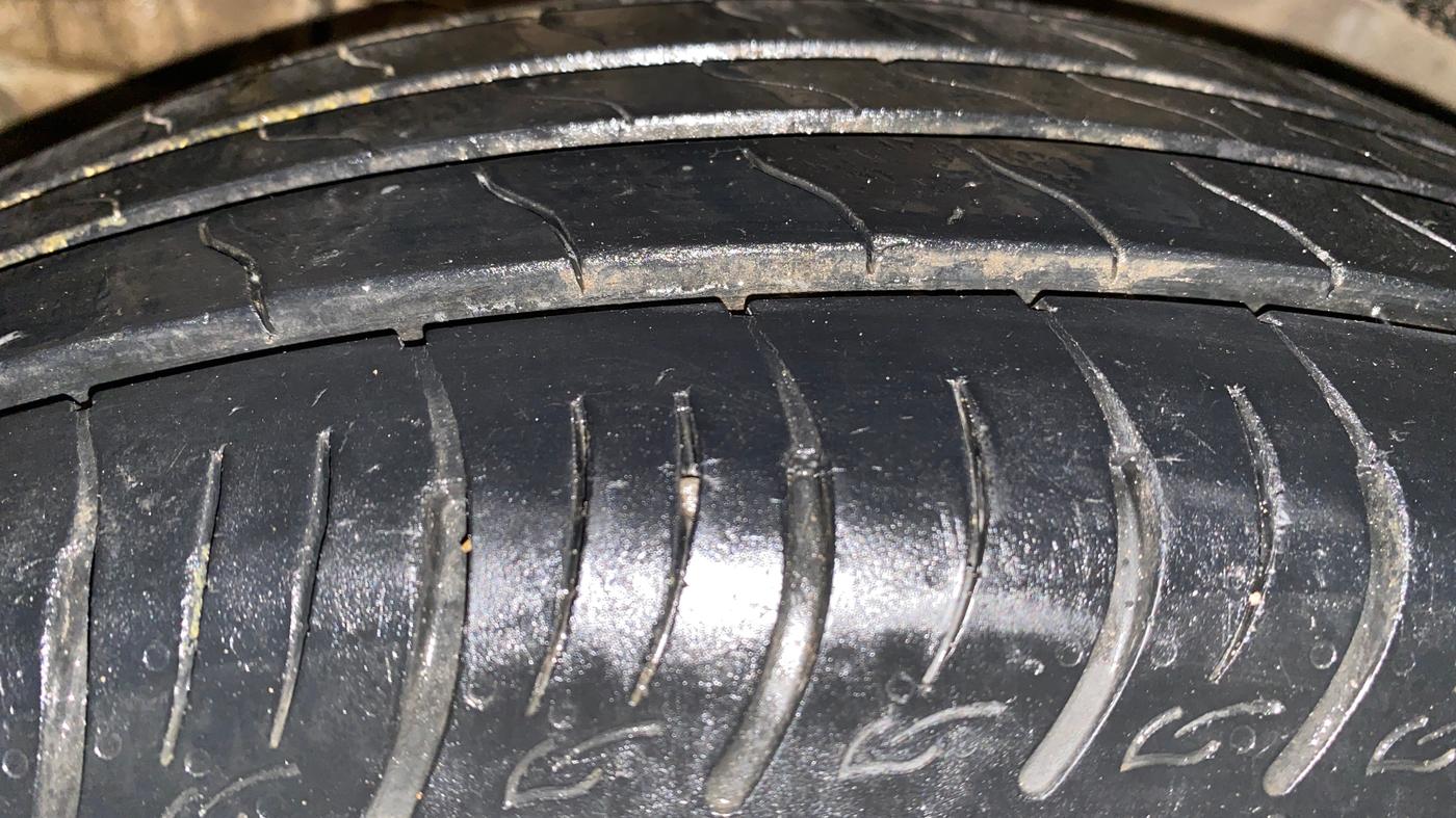 2023 Mahindra XUV300 W6 1.2 PETROL, Petrol, Manual, 31,614 km, Left Front Tyre Tread