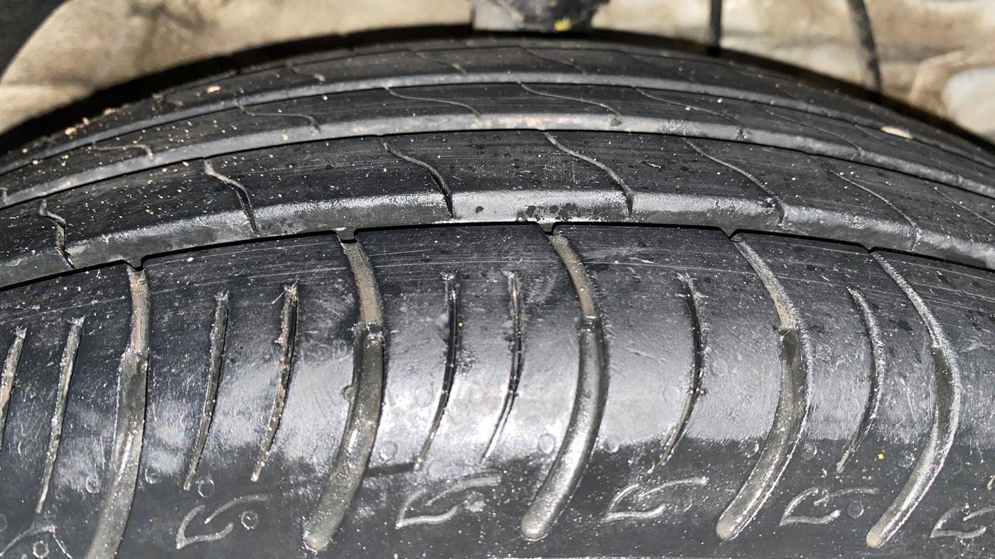 2023 Mahindra XUV300 W6 1.2 PETROL, Petrol, Manual, 31,614 km, Right Front Tyre Tread