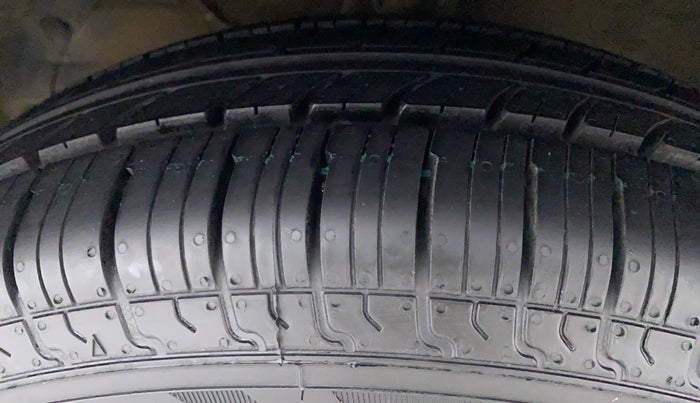 2017 Maruti Dzire VDI, Diesel, Manual, 62,798 km, Left Front Tyre Tread