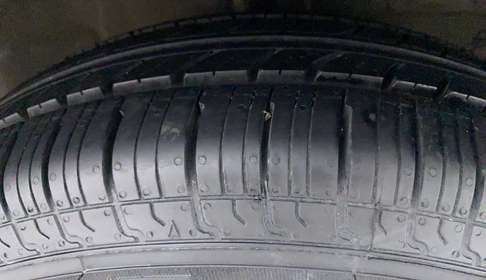 2017 Maruti Dzire VDI, Diesel, Manual, 62,798 km, Right Front Tyre Tread