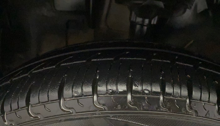 2016 Renault Kwid RXT 0.8 (O), Petrol, Manual, 67,358 km, Left Front Tyre Tread