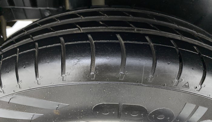 2014 Maruti Swift VXI D, Petrol, Manual, 51,788 km, Right Rear Tyre Tread