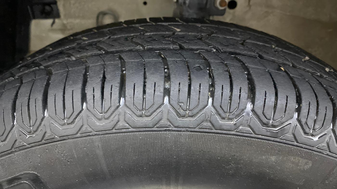 2014 Maruti Swift VXI D, Petrol, Manual, 51,788 km, Left Front Tyre Tread