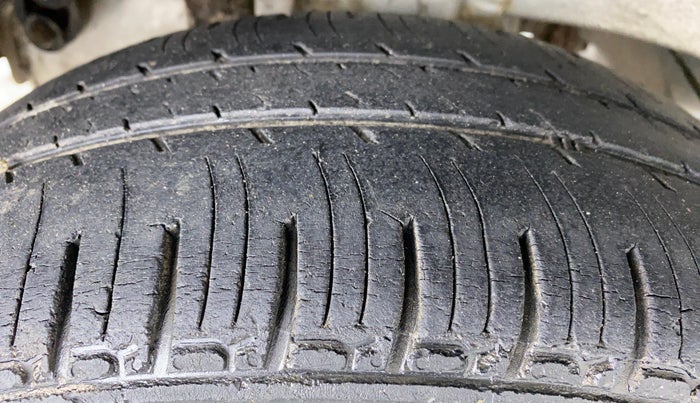 2017 Mahindra Kuv100 K4 6 STR, Petrol, Manual, 36,190 km, Right Rear Tyre Tread