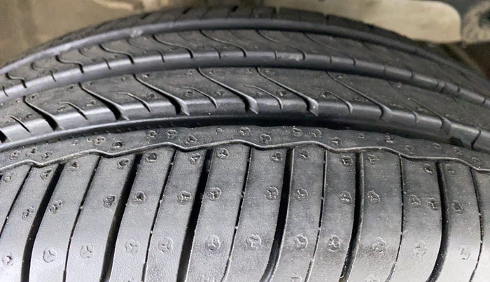 2017 Mahindra Kuv100 K4 6 STR, Petrol, Manual, 36,190 km, Right Front Tyre Tread