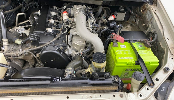 2014 Toyota Innova 2.5 VX 8 STR, Diesel, Manual, 79,175 km, Engine View - Left