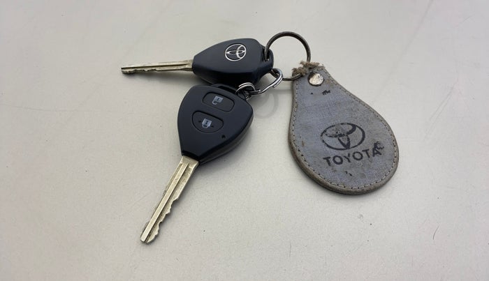 2014 Toyota Innova 2.5 VX 8 STR, Diesel, Manual, 79,175 km, Key Close Up