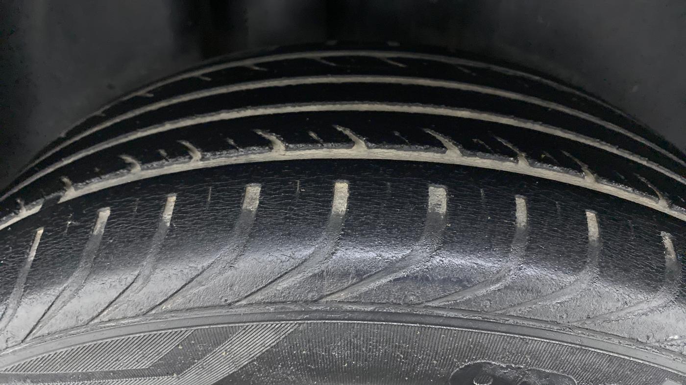 2015 Volkswagen Vento HIGHLINE PETROL, Petrol, Manual, 60,003 km, Right Rear Tyre Tread