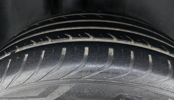 2015 Volkswagen Vento HIGHLINE PETROL, Petrol, Manual, 60,003 km, Right Rear Tyre Tread