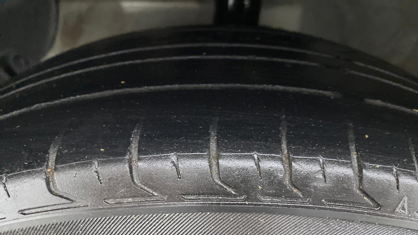 2015 Hyundai Grand i10 MAGNA 1.2 KAPPA VTVT, CNG, Manual, 75,716 km, Left Front Tyre Tread