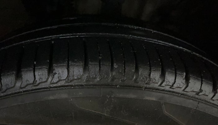 2022 Renault TRIBER RXZ, Petrol, Manual, 35,223 km, Right Front Tyre Tread