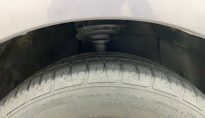 2018 Hyundai Grand i10 SPORTZ (O) 1.2 KAPPA VTVT, Petrol, Manual, 30,999 km, Right Front Tyre Tread