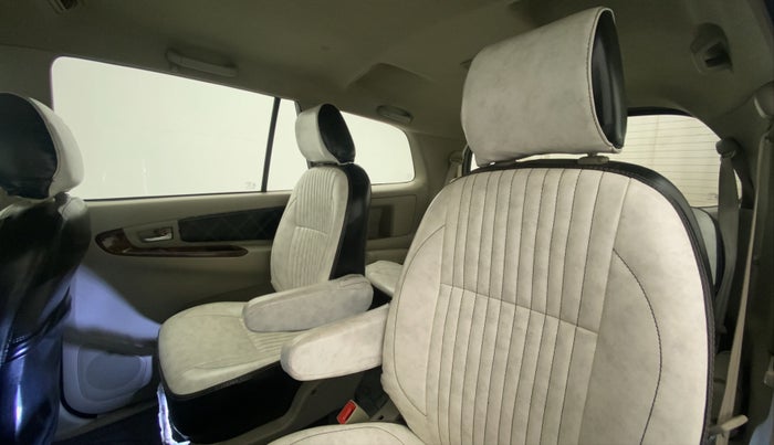 2014 Toyota Innova 2.5 VX 7 STR, Diesel, Manual, 93,272 km, Right Side Rear Door Cabin