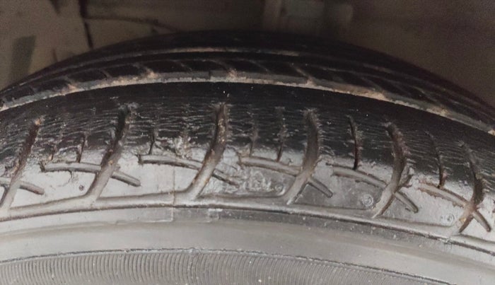 2017 Maruti Ciaz ZETA 1.4  MT PETROL, Petrol, Manual, 65,539 km, Left Front Tyre Tread