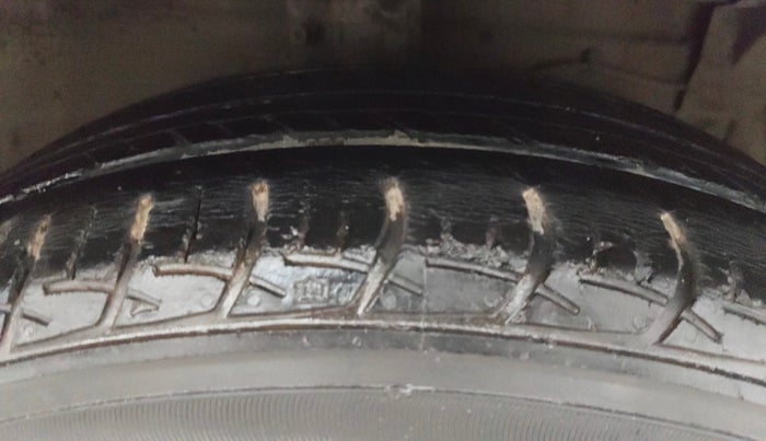 2017 Maruti Ciaz ZETA 1.4  MT PETROL, Petrol, Manual, 65,539 km, Right Front Tyre Tread