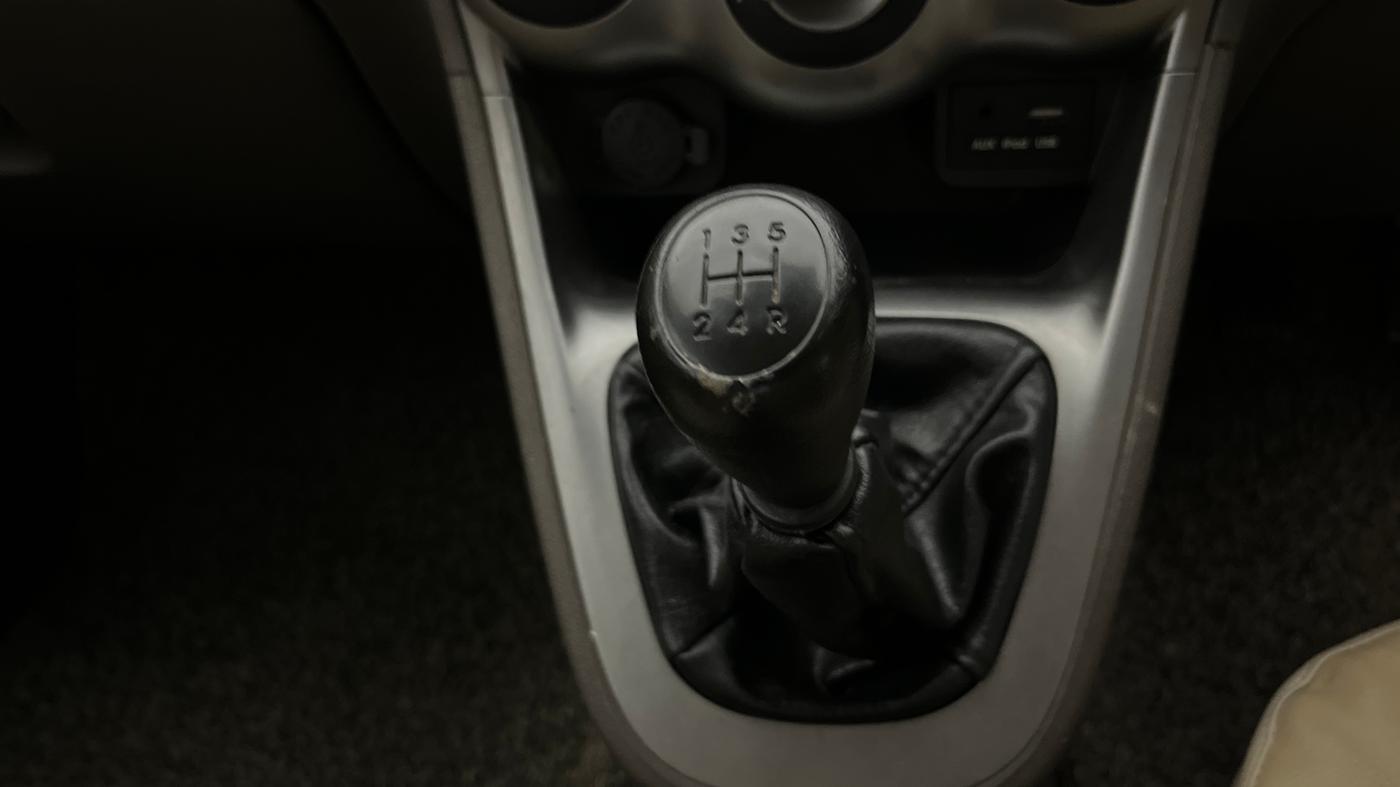 2016 Hyundai i10 SPORTZ 1.1, Petrol, Manual, 88,853 km, Gear Lever