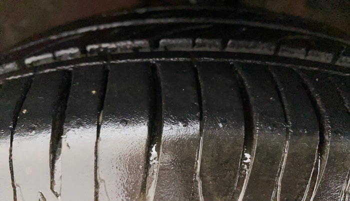 2010 Maruti Swift ZXI, Petrol, Manual, 77,733 km, Right Front Tyre Tread