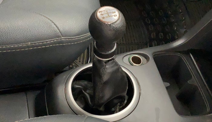 2010 Maruti Swift ZXI, Petrol, Manual, 77,733 km, Gear lever - Boot cover slightly torn