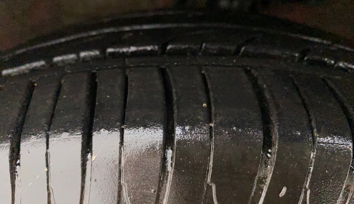 2010 Maruti Swift ZXI, Petrol, Manual, 77,733 km, Left Front Tyre Tread