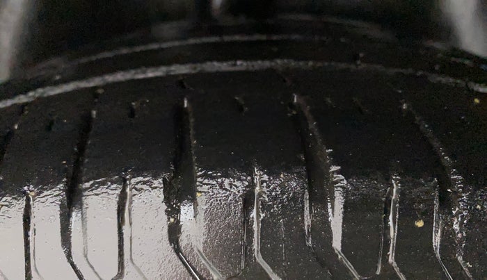 2010 Maruti Swift ZXI, Petrol, Manual, 77,733 km, Right Rear Tyre Tread
