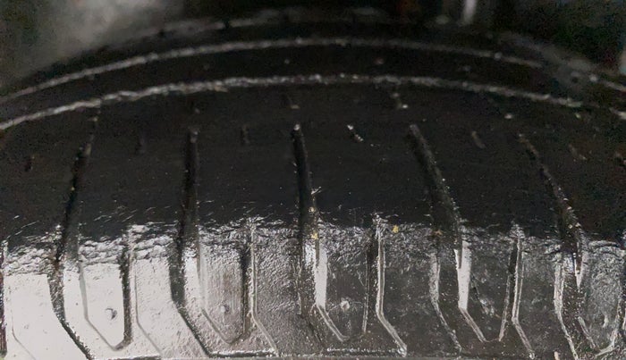 2010 Maruti Swift ZXI, Petrol, Manual, 77,733 km, Left Rear Tyre Tread