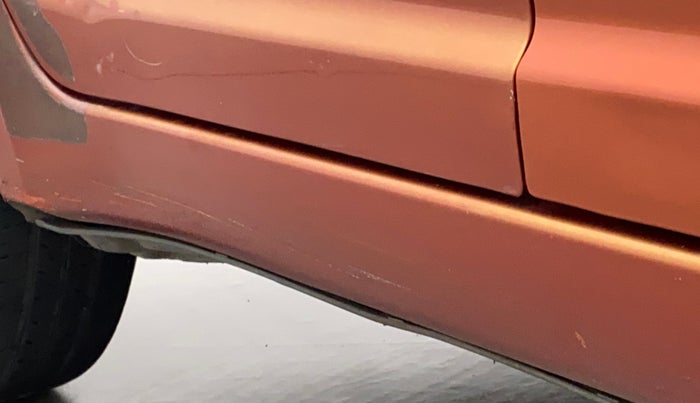 2010 Maruti Swift ZXI, Petrol, Manual, 77,733 km, Right running board - Minor scratches