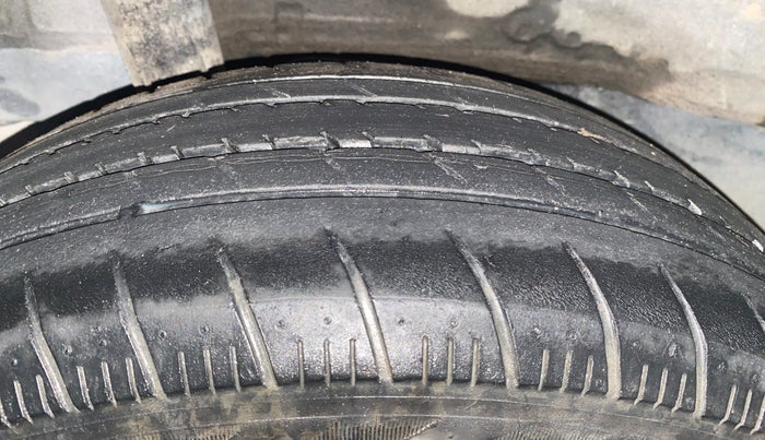 2015 Honda Brio VX MT, Petrol, Manual, 80,904 km, Right Rear Tyre Tread