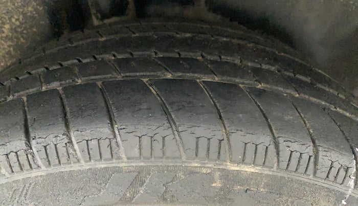 2011 Volkswagen Vento HIGHLINE 1.6 MPI, Petrol, Manual, 81,009 km, Right Rear Tyre Tread