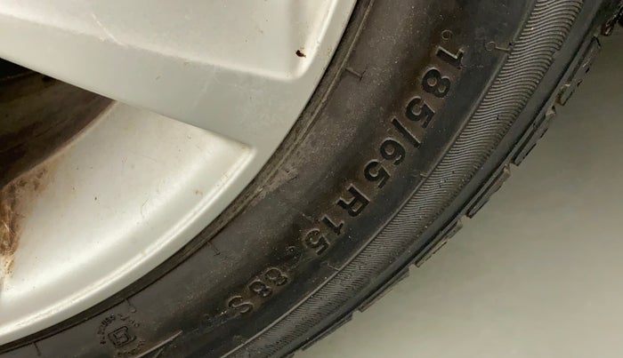 2011 Volkswagen Vento HIGHLINE 1.6 MPI, Petrol, Manual, 81,009 km, Left front tyre - Tyre dimensions are different from each other