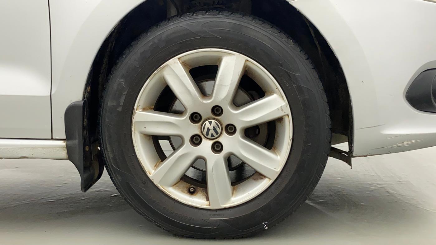 2011 Volkswagen Vento HIGHLINE 1.6 MPI, Petrol, Manual, 81,009 km, Right Front Wheel