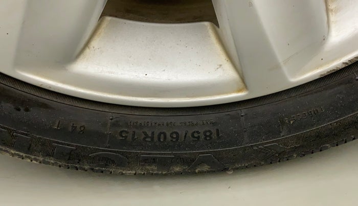 2011 Volkswagen Vento HIGHLINE 1.6 MPI, Petrol, Manual, 81,009 km, Right rear tyre - Tyre dimensions are different from each other