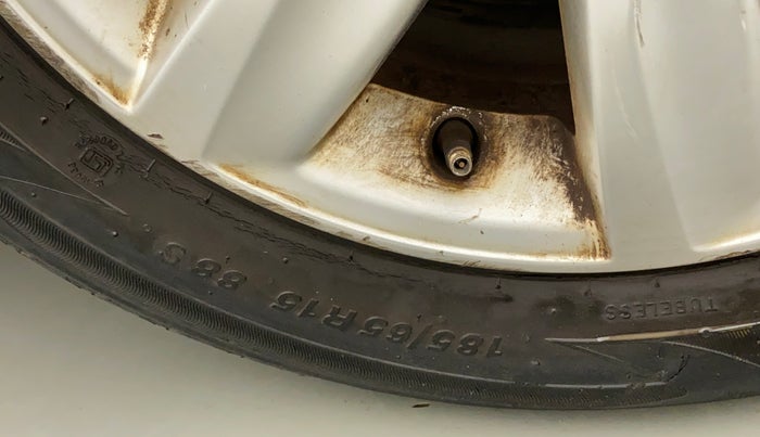 2011 Volkswagen Vento HIGHLINE 1.6 MPI, Petrol, Manual, 81,009 km, Right front tyre - Tyre dimensions are different from each other