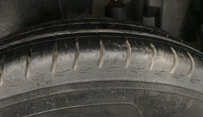 2017 Maruti Swift VXI O, Petrol, Manual, 65,920 km, Left Rear Tyre Tread